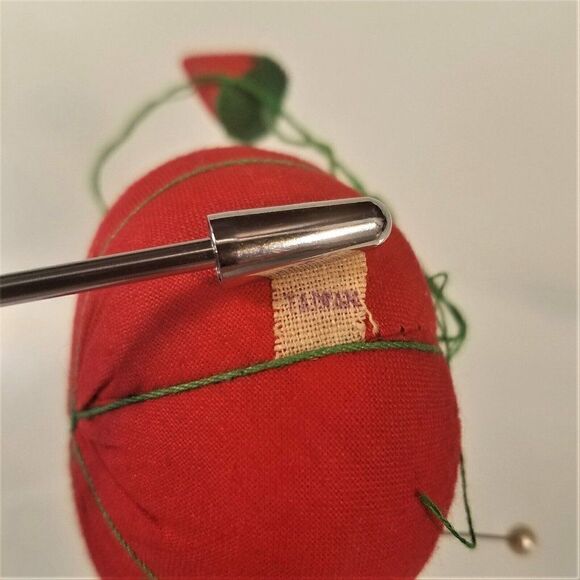 Vintage Pin Cushion Small Tomato w Strawberry Red Green Pincushion VTG Taiwan - Picture 4 of 4